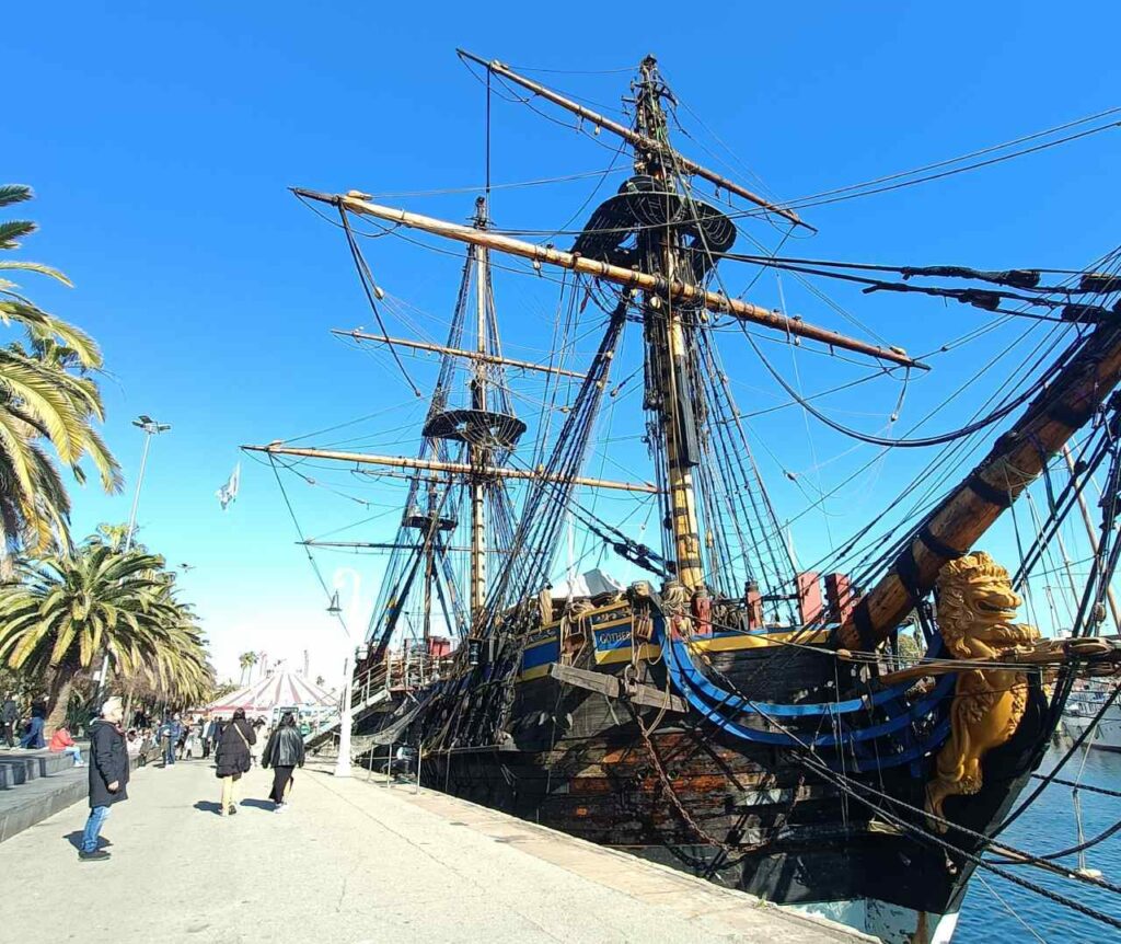 Ein Piratenschiff am Hafen von Barcelona