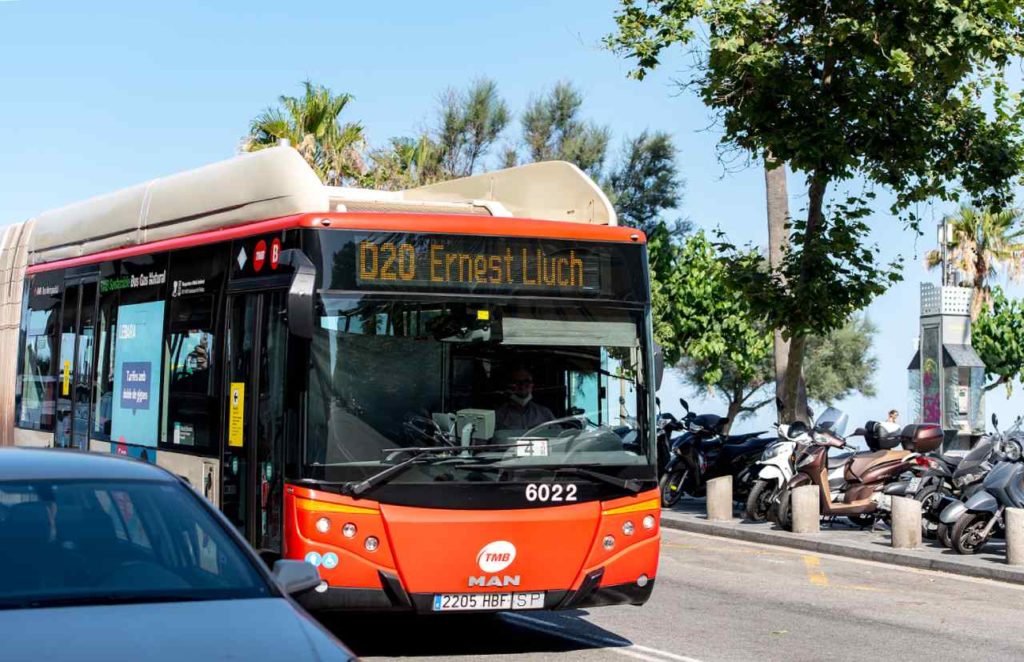 Wie kommt man mit dem Bus zum Strand von Barcelona?