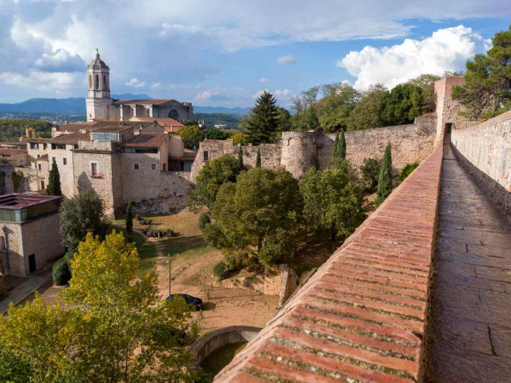 Die Stadtmauer von Girona